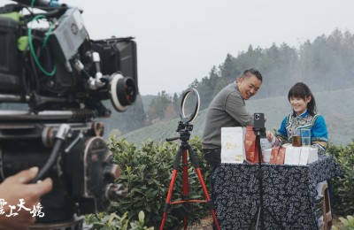 邓钢、杨影、张嘉予主演电影《云上天娇》官宣杀青