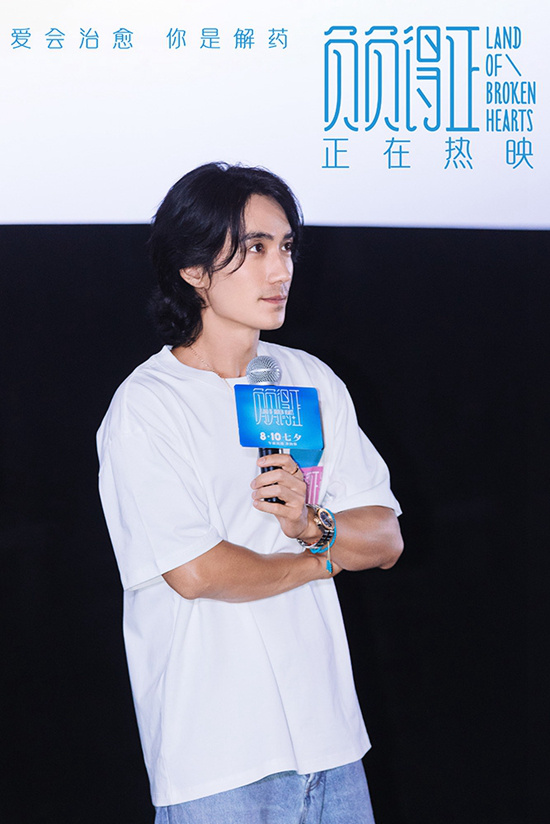 朱一龙邱天联手“宇宙丘比特” 主演《负负得正》路演