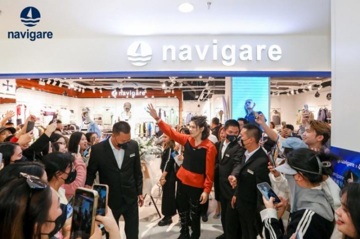 navigare携手知名艺人向佐亮相海南万宁王府井，共同探索海洋时尚魅力 -5