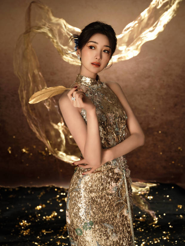 毛晓彤鎏金挂脖裙，璀璨闪耀，天鹅颈超吸睛！ -4