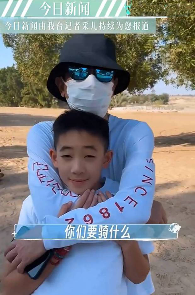陈小春一家迪拜度假 小儿子骑骆驼被吓哭 -3