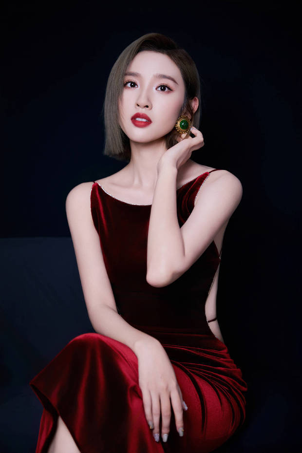 唐艺昕穿红丝绒露背裙性感妩媚 红唇烈焰尽显熟女姿态 -8
