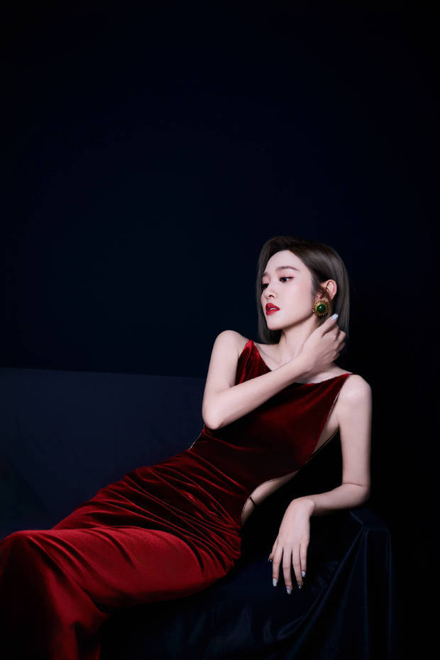 唐艺昕穿红丝绒露背裙性感妩媚 红唇烈焰尽显熟女姿态 -5