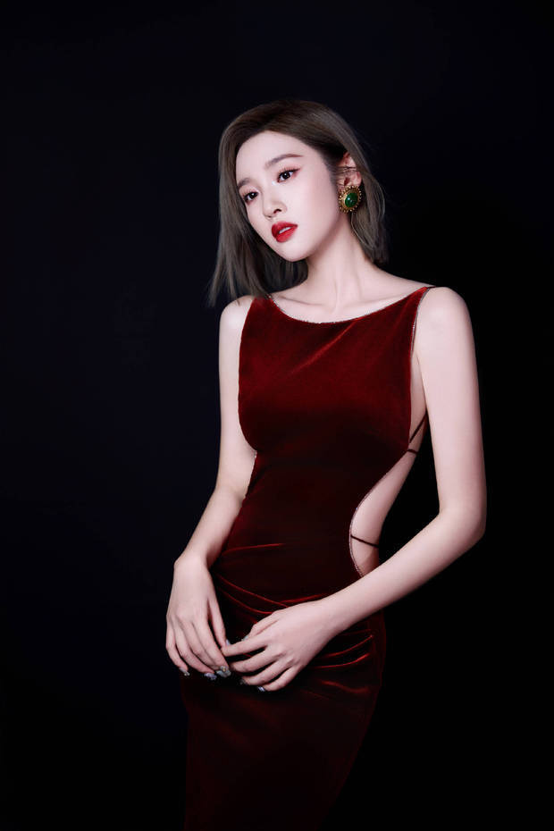 唐艺昕穿红丝绒露背裙性感妩媚 红唇烈焰尽显熟女姿态 -6