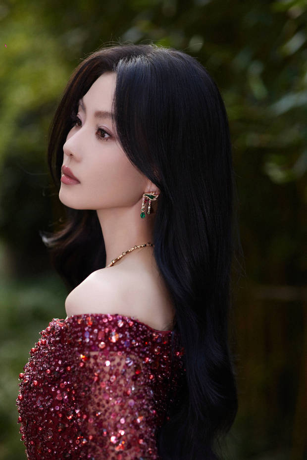 刘诗诗身着镶钻拖尾红裙，似焰火神女洒落人间 -7