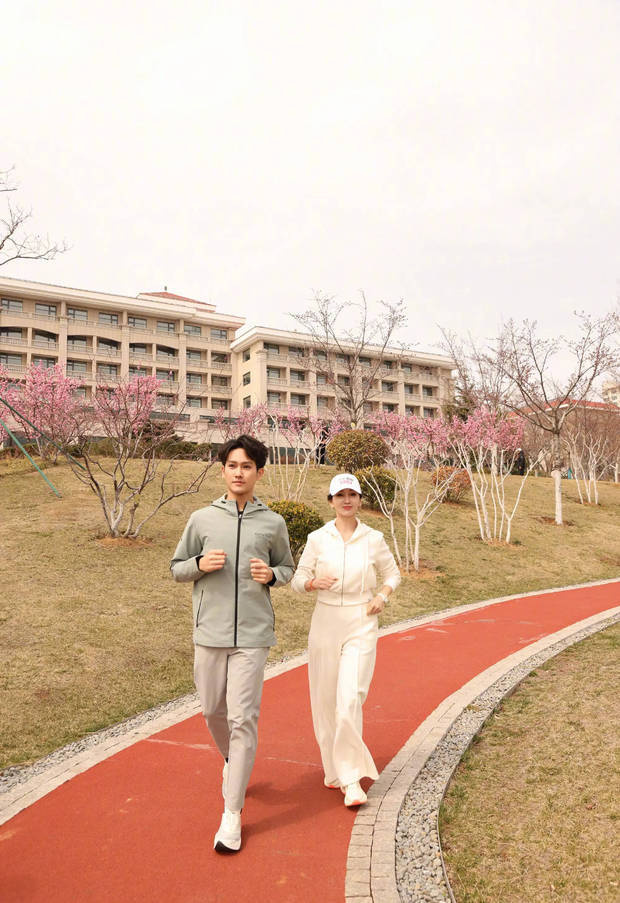 惊喜同框！赵雅芝携儿子黄恺杰跑马拉松，白衣造型超亮眼 -6