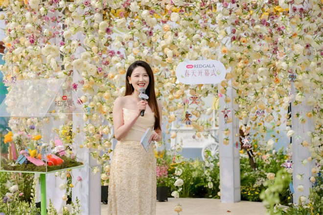 电影频道联合小红书呈现「春天开幕式」，赵雅芝何赛飞刘亦菲等百位嘉宾西湖揭幕春天 -6