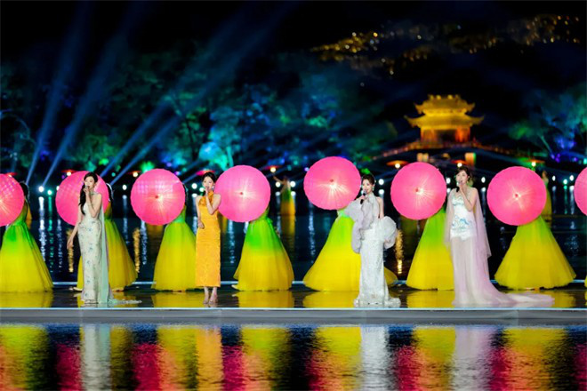 电影频道联合小红书呈现「春天开幕式」，赵雅芝何赛飞刘亦菲等百位嘉宾西湖揭幕春天 -13
