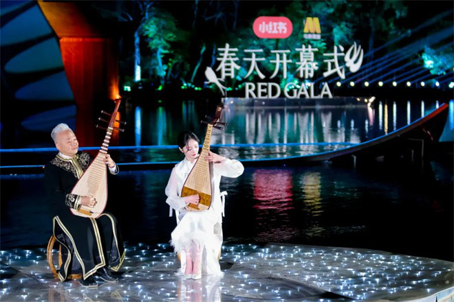 电影频道联合小红书呈现「春天开幕式」，赵雅芝何赛飞刘亦菲等百位嘉宾西湖揭幕春天 -12