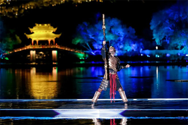 电影频道联合小红书呈现「春天开幕式」，赵雅芝何赛飞刘亦菲等百位嘉宾西湖揭幕春天 -32