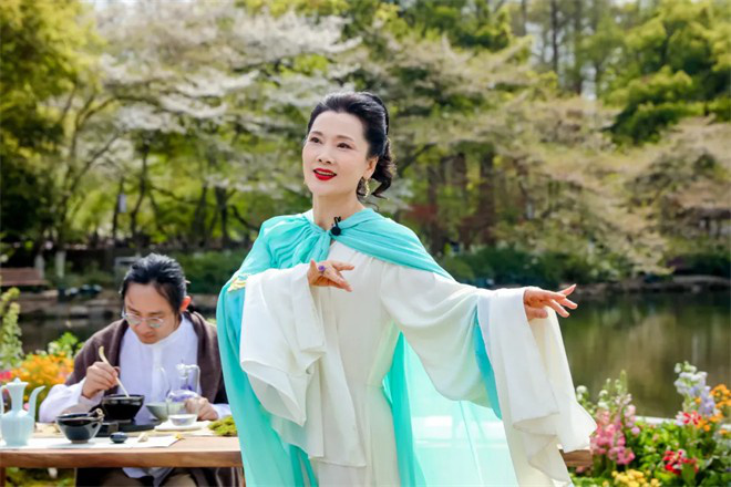 电影频道联合小红书呈现「春天开幕式」，赵雅芝何赛飞刘亦菲等百位嘉宾西湖揭幕春天 -43