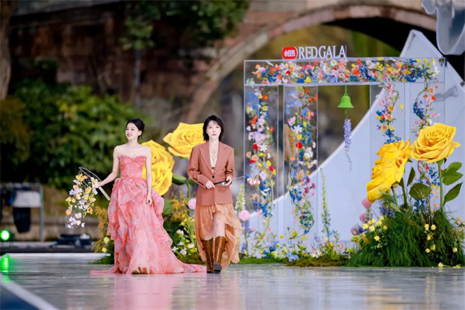 电影频道联合小红书呈现「春天开幕式」，赵雅芝何赛飞刘亦菲等百位嘉宾西湖揭幕春天 -39
