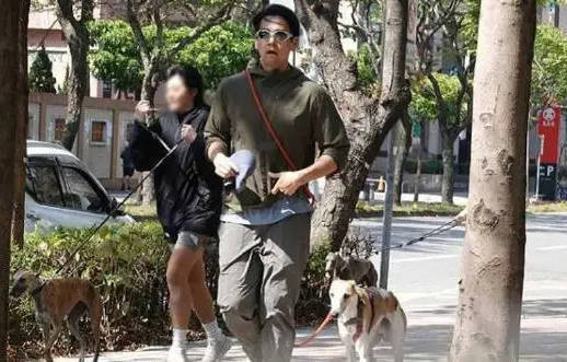 彭于晏被传新恋情，经纪人否认：只是帮忙遛狗的人 -2