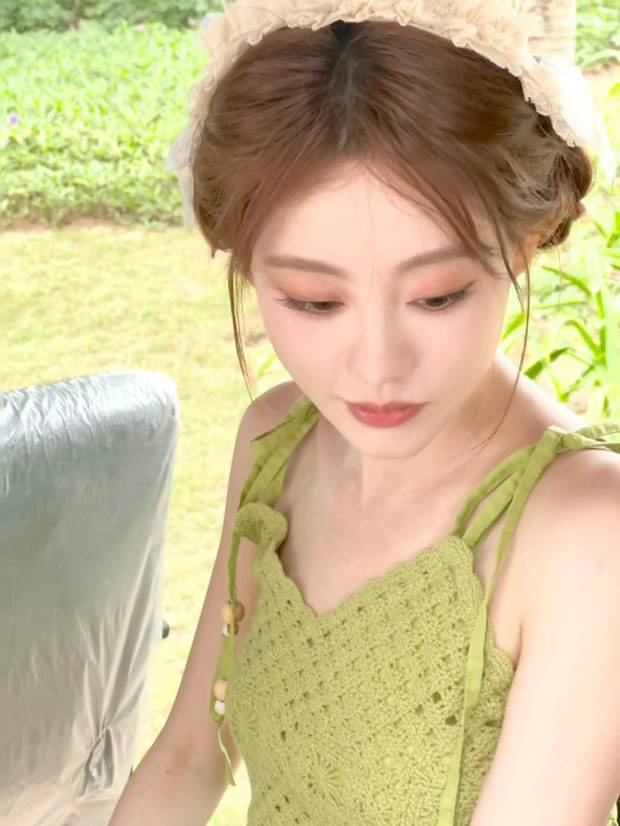 祝绪丹绿裙单车相伴，和王珞丹于沙滩惬意看海 -7