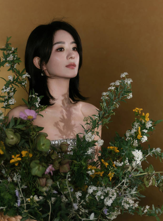 赵丽颖一袭珠片刺绣裙亮相，被鲜花环绕优雅吸睛 -8