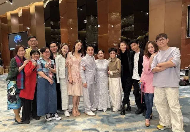 王祖蓝现身妹妹婚礼，银色礼服加身难掩喜悦 -1