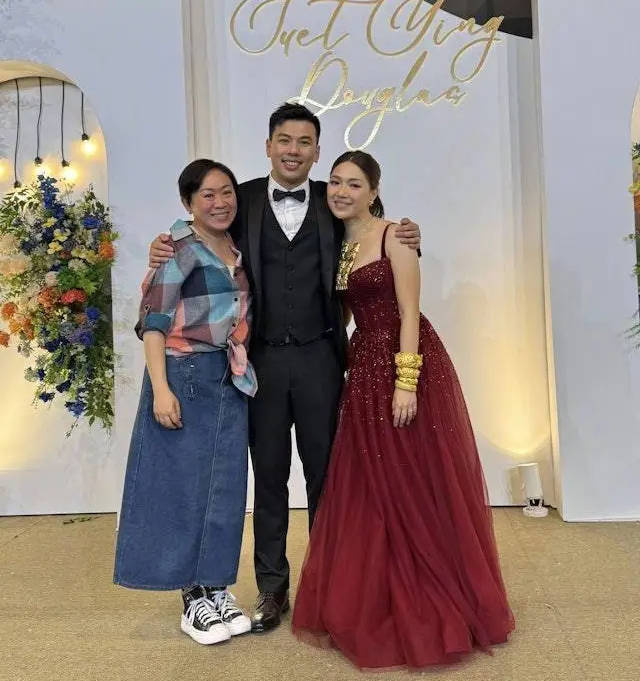 王祖蓝现身妹妹婚礼，银色礼服加身难掩喜悦 -2