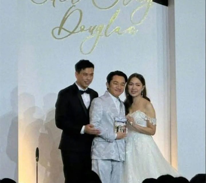 王祖蓝现身妹妹婚礼，银色礼服加身难掩喜悦 -3