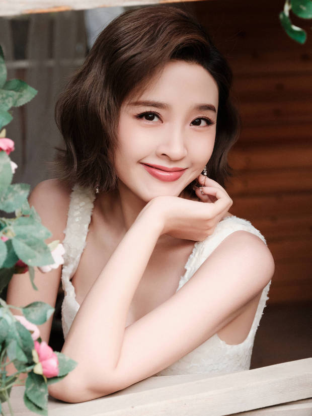 唐艺昕35岁颜值身材双在线，白包臀短裙秀美腿状态超好 -8