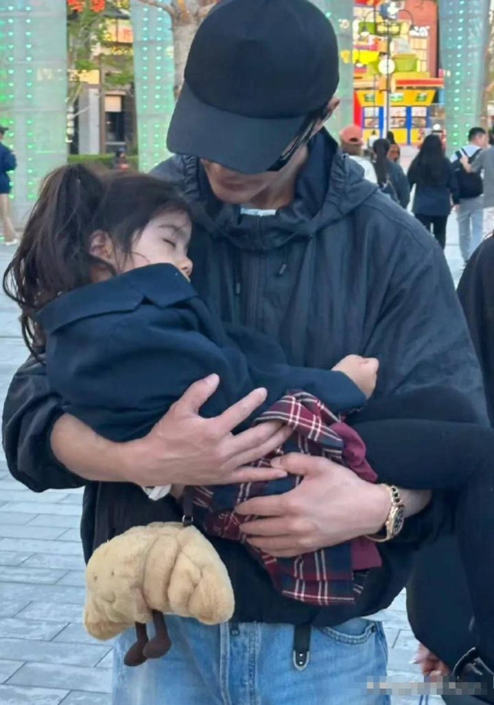 姜潮一家去环球影城，麦迪娜又瘦又高不像二孩妈，3岁女儿成团宠 -1
