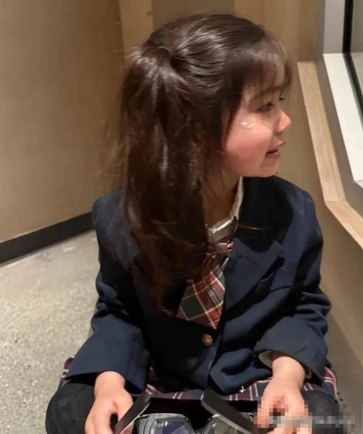 姜潮一家去环球影城，麦迪娜又瘦又高不像二孩妈，3岁女儿成团宠 -2