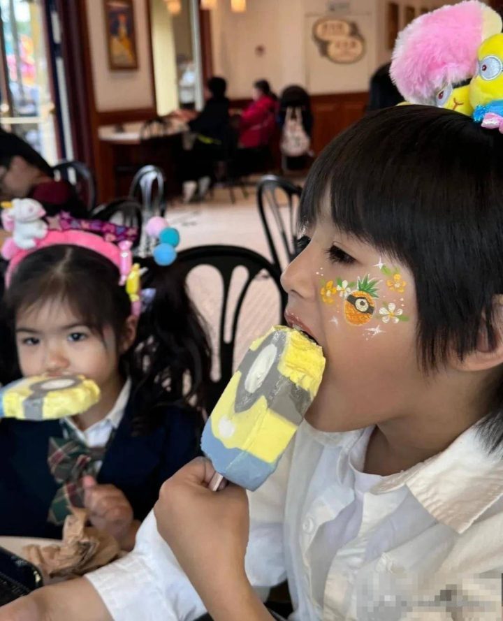 姜潮一家去环球影城，麦迪娜又瘦又高不像二孩妈，3岁女儿成团宠 -4