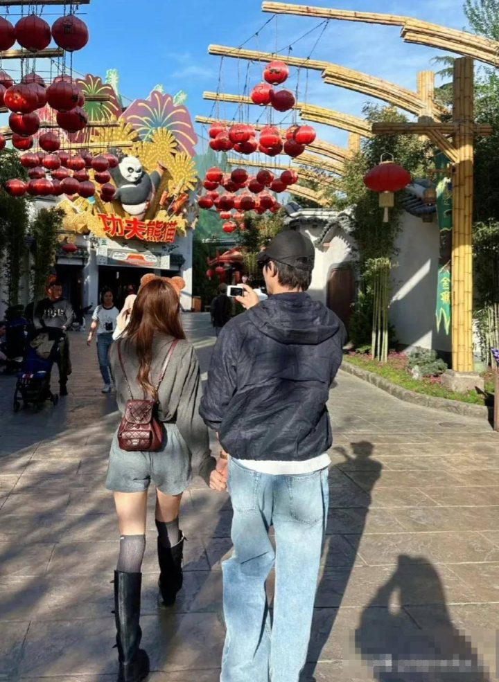 姜潮一家去环球影城，麦迪娜又瘦又高不像二孩妈，3岁女儿成团宠 -3