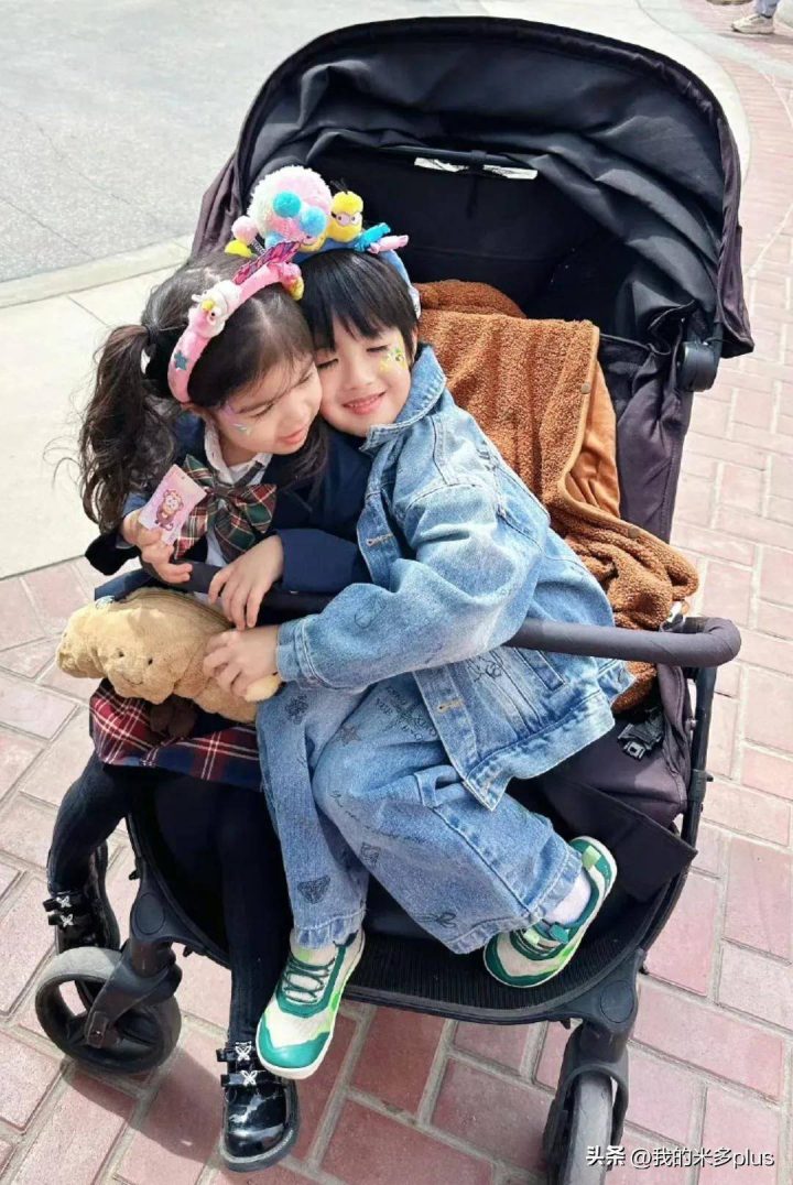 姜潮一家去环球影城，麦迪娜又瘦又高不像二孩妈，3岁女儿成团宠 -10