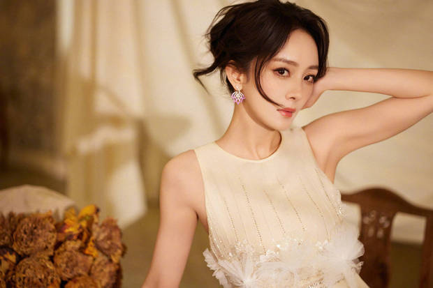 杨幂穿长裙搭白花腰饰，尽显清纯时髦范 -1