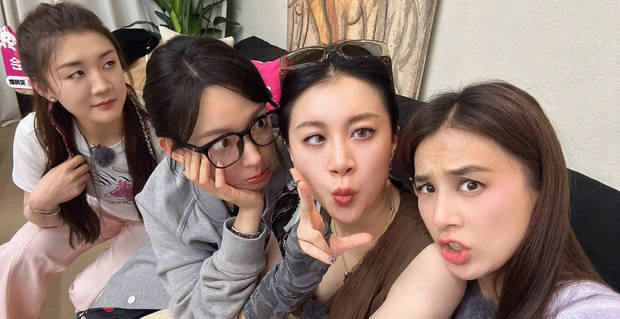 黄圣依po出与陈梦程潇李嘉格合照，鬼脸造型超吸睛 -2