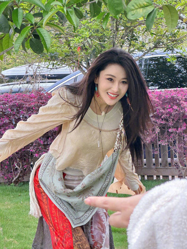 张馨予演绎少数民族风情，饰品与笑容成绝配 -1