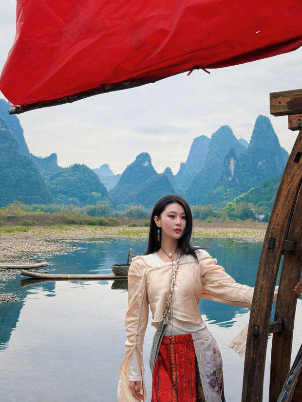张馨予演绎少数民族风情，饰品与笑容成绝配 -8