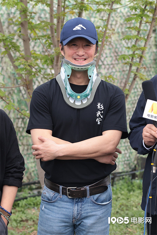 影武堂与中戏合作启幕 吴京意外受伤戴沈腾脖套 -5