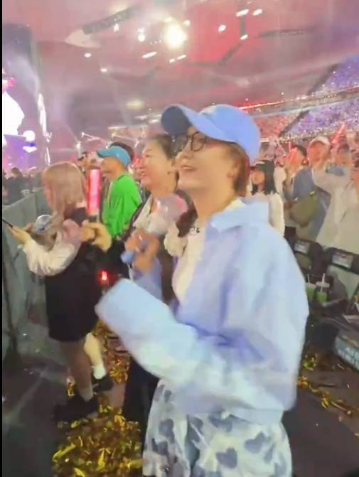 张杰演唱会惊现陈梦身影，穿蓝衬衫化身 “蹦迪少女” -2