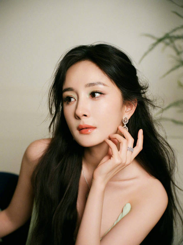 杨幂嫩绿开衩裙造型惊艳，化身森林精灵秀出迷人美腿 -12