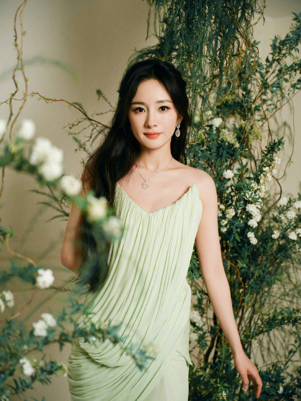 杨幂嫩绿开衩裙造型惊艳，化身森林精灵秀出迷人美腿 -8