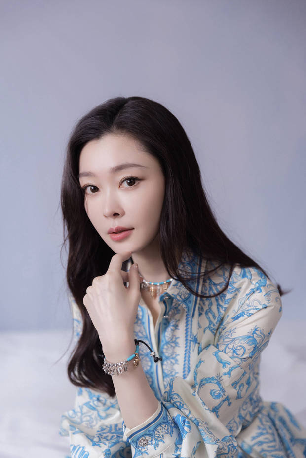 宋轶中式刺绣装美似青瓷，手拈繁花勾勒诗意画卷 -6