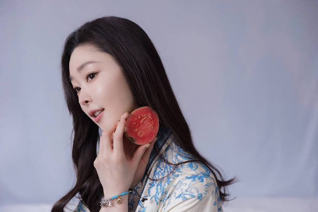 宋轶中式刺绣装美似青瓷，手拈繁花勾勒诗意画卷 -5