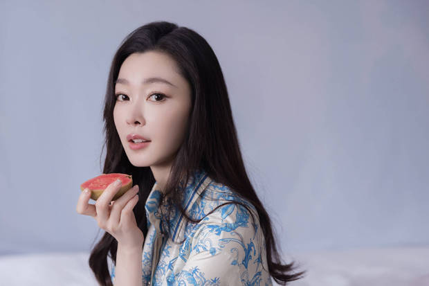 宋轶穿中式刺绣，如青瓷般美，手拈繁花绘诗意