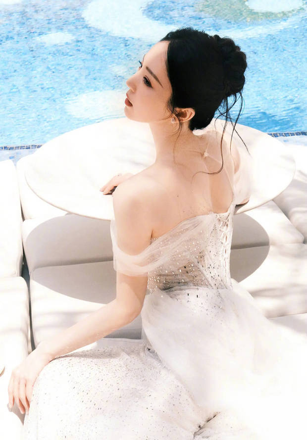 董璇泳池畔饮椰水笑容灿烂，一袭礼裙勾勒曼妙身姿尽显惬意 -2