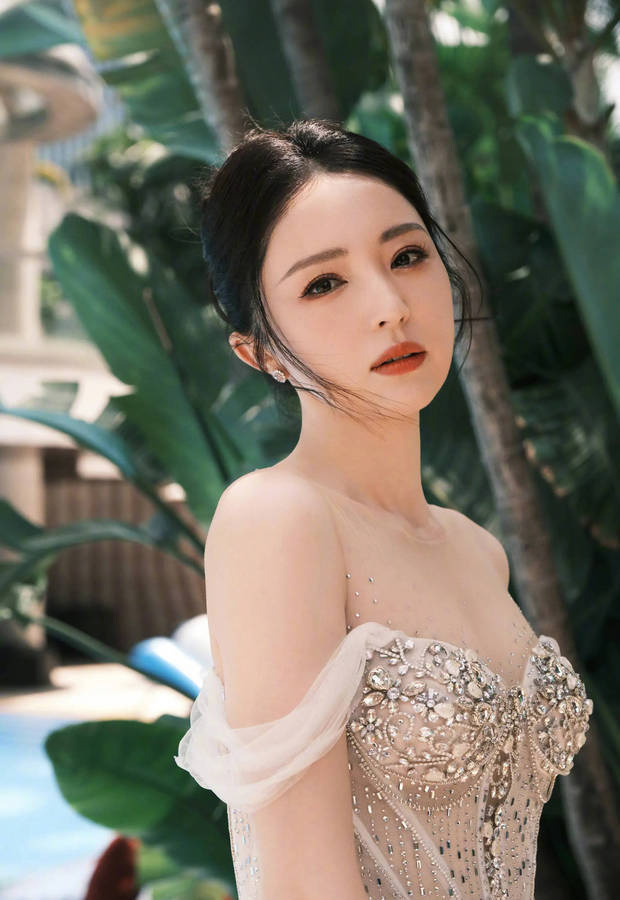 董璇泳池畔饮椰水笑容灿烂，一袭礼裙勾勒曼妙身姿尽显惬意 -6