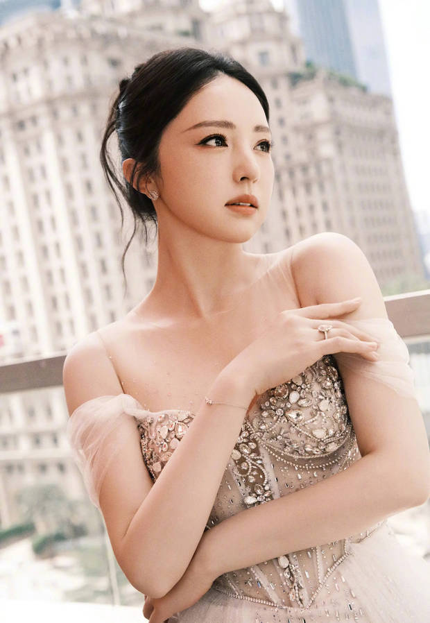董璇泳池畔饮椰水笑容灿烂，一袭礼裙勾勒曼妙身姿尽显惬意 -10