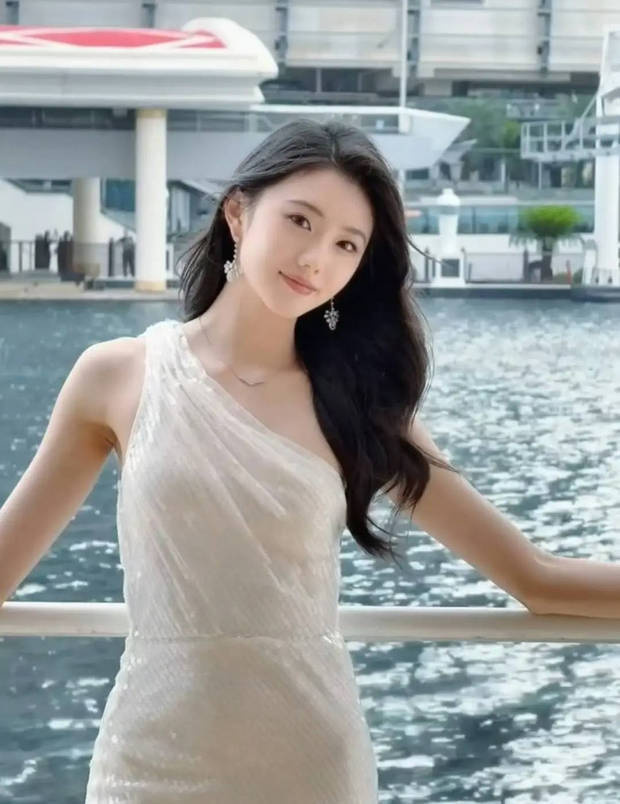 刘浩存白裙造型高级感拉满，怼脸镜头明艳夺目 -1