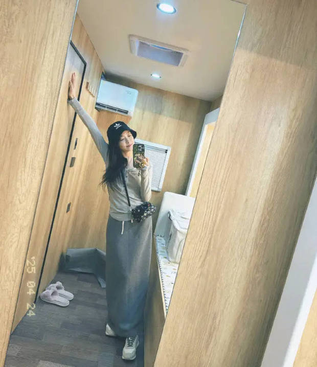 宋茜白U领背心秀窈窕曲线，对镜自拍随性又慵懒 -7