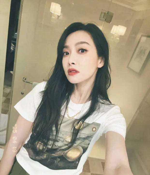 宋茜白U领背心秀窈窕曲线，对镜自拍随性又慵懒 -3