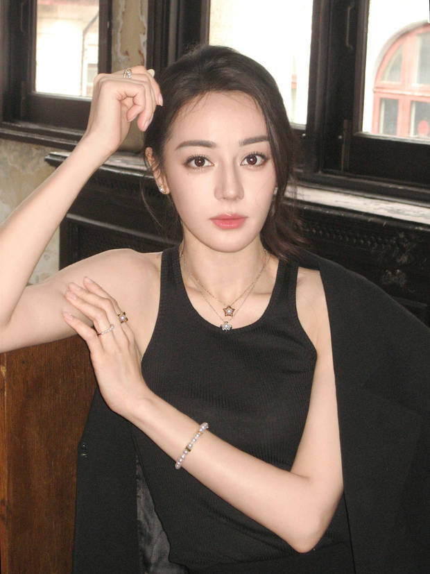 酷飒与柔美并存！迪丽热巴黑色背心穿搭诠释极简高级感 -1