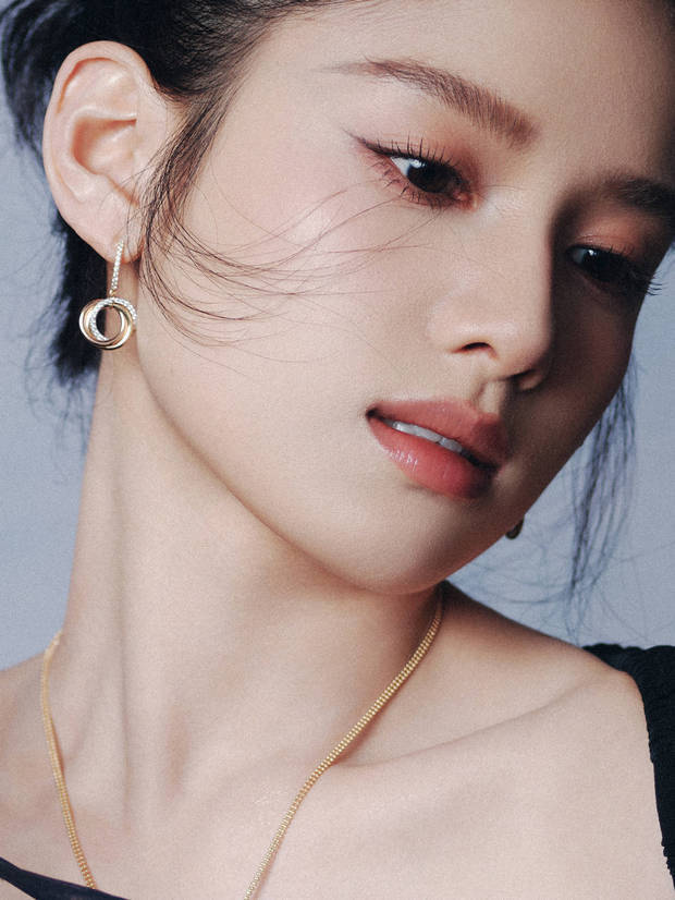 张婧仪身着黑色流苏长裙亮相华表奖，肌肤细腻光滑气质超绝 -2