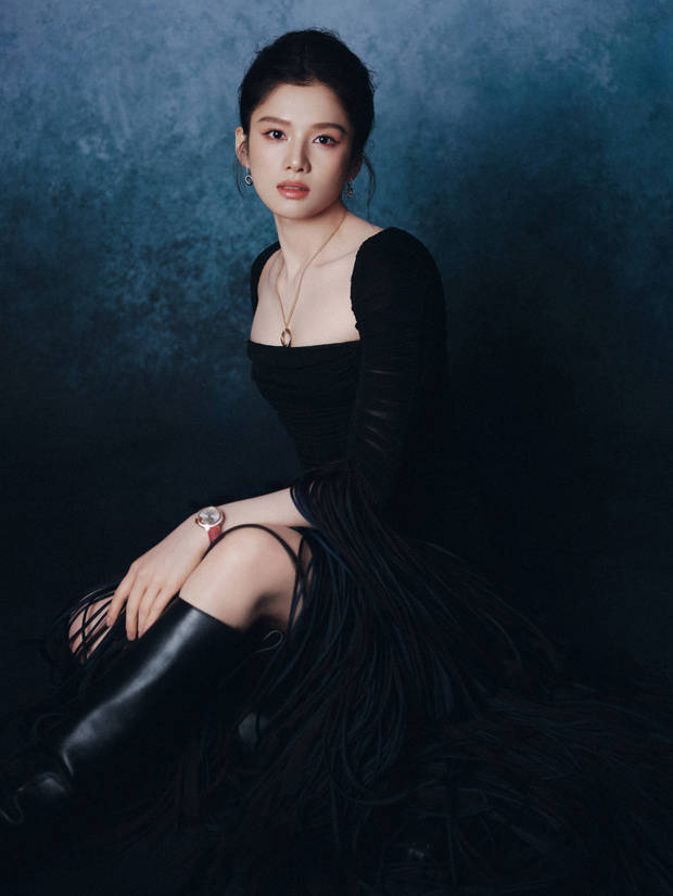 张婧仪身着黑色流苏长裙亮相华表奖，肌肤细腻光滑气质超绝 -6