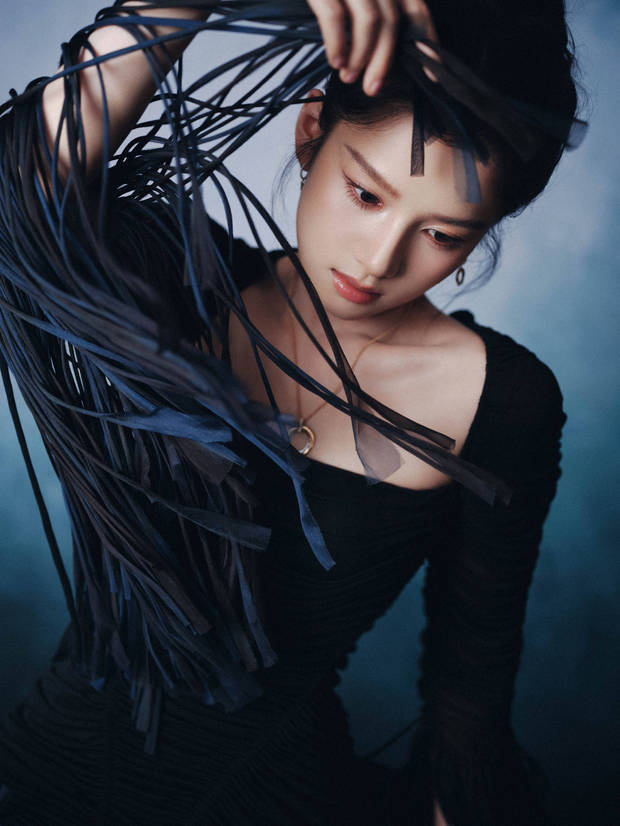 张婧仪身着黑色流苏长裙亮相华表奖，肌肤细腻光滑气质超绝 -4