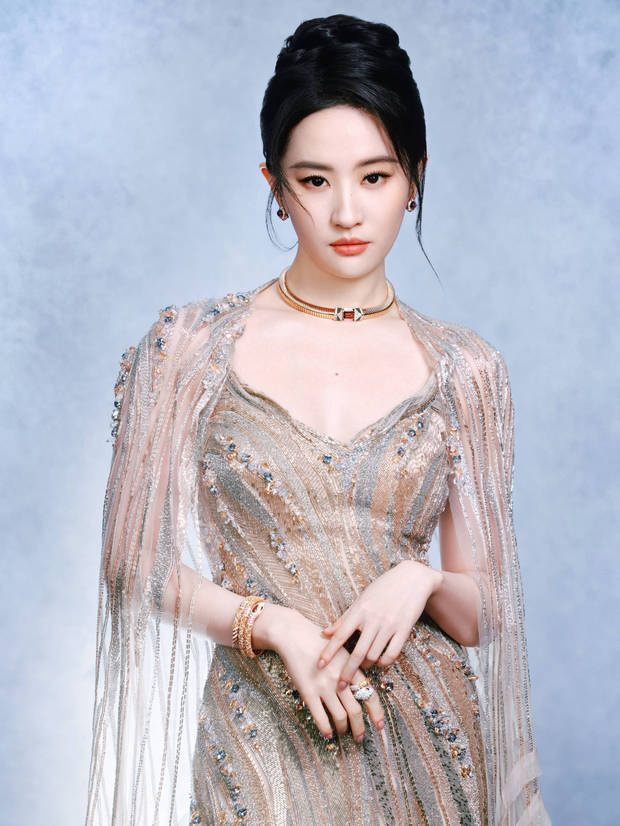 刘亦菲化身鎏金神女惊艳全场！璀璨华服衬笑颜超吸睛 -2